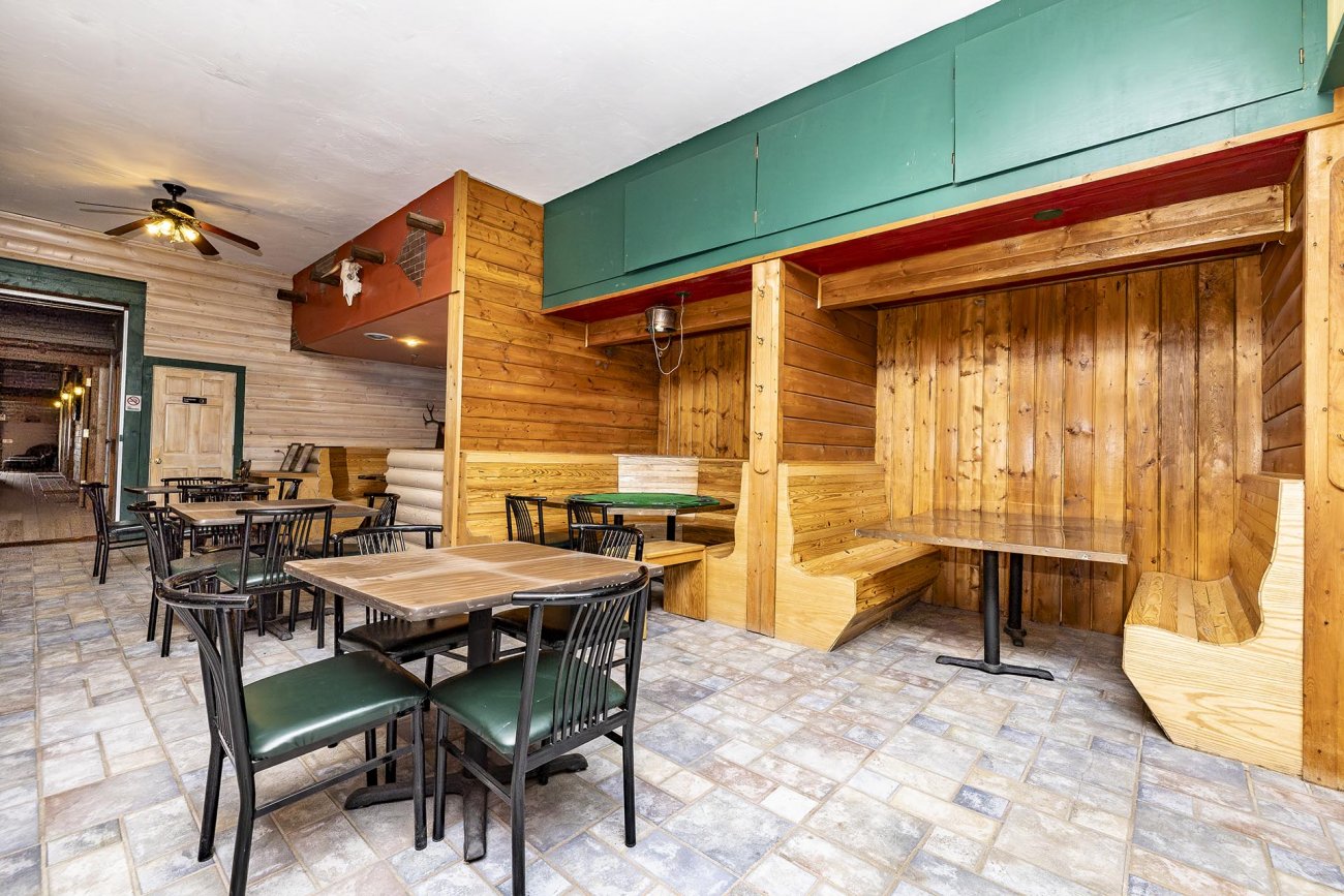 cantina-with-dining-booths-colorado-bow-barrel-lodge