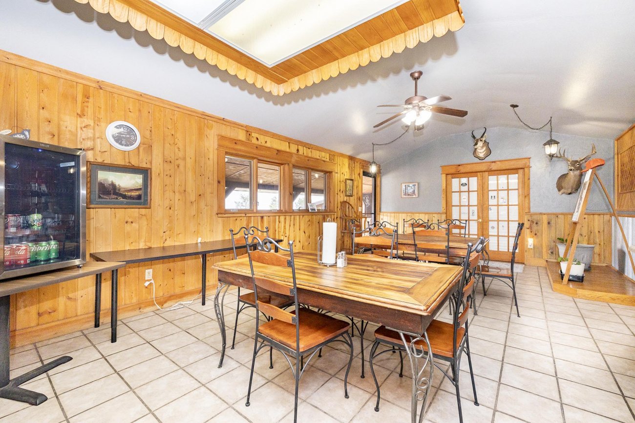hunting-lodge-dining-room-colorado-bow-barrel-lodge