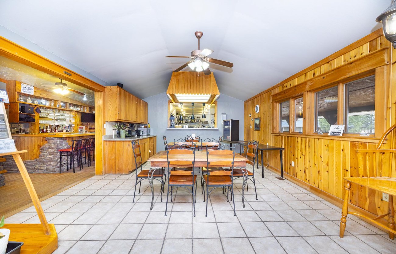 lodge-bar-and-dining-area-with-kitchen-colorado-bow-barrel-lodge