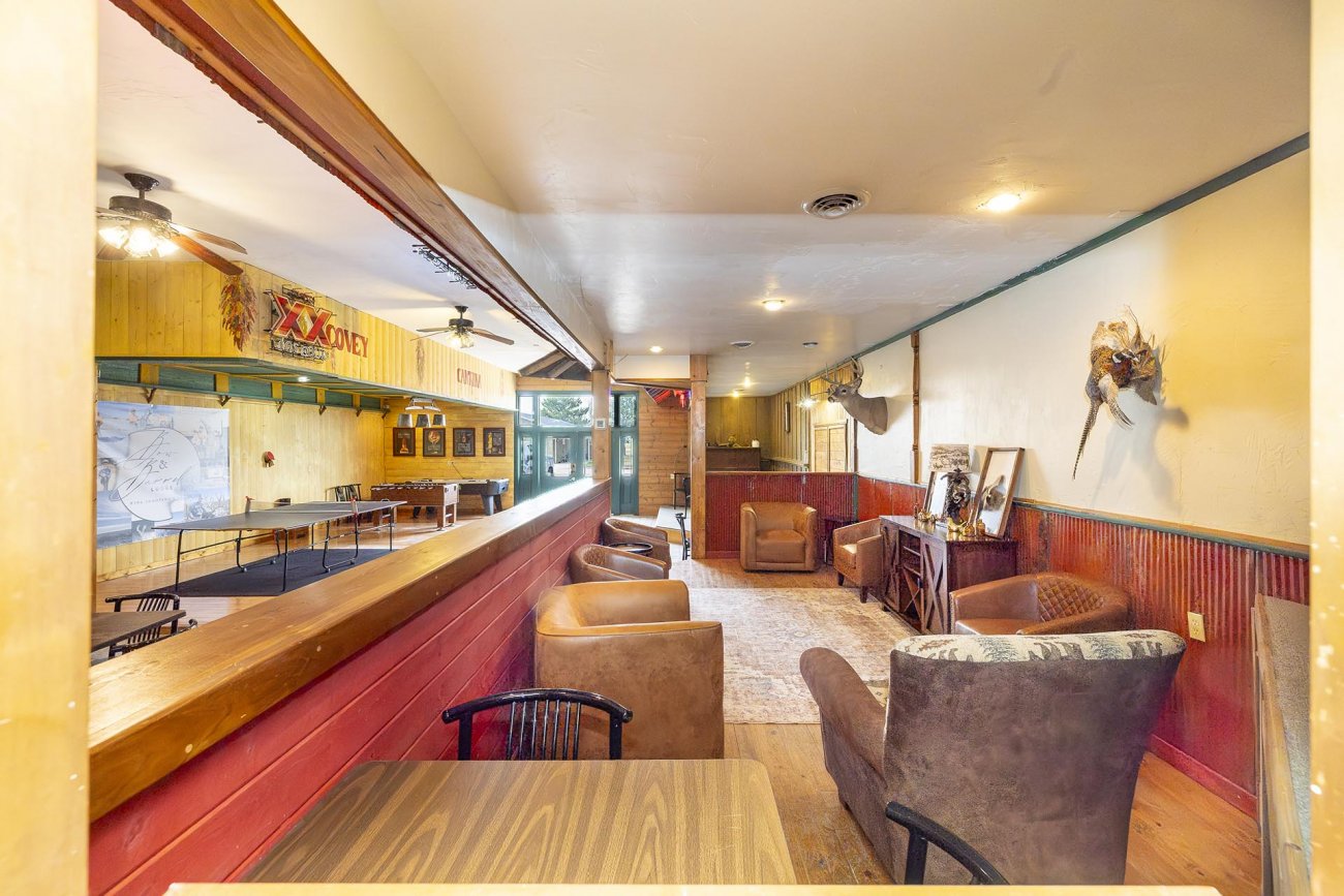 lodge-game-room-with-ping-pong-table-and-pool-table-colorado-bow-barrel-lodge