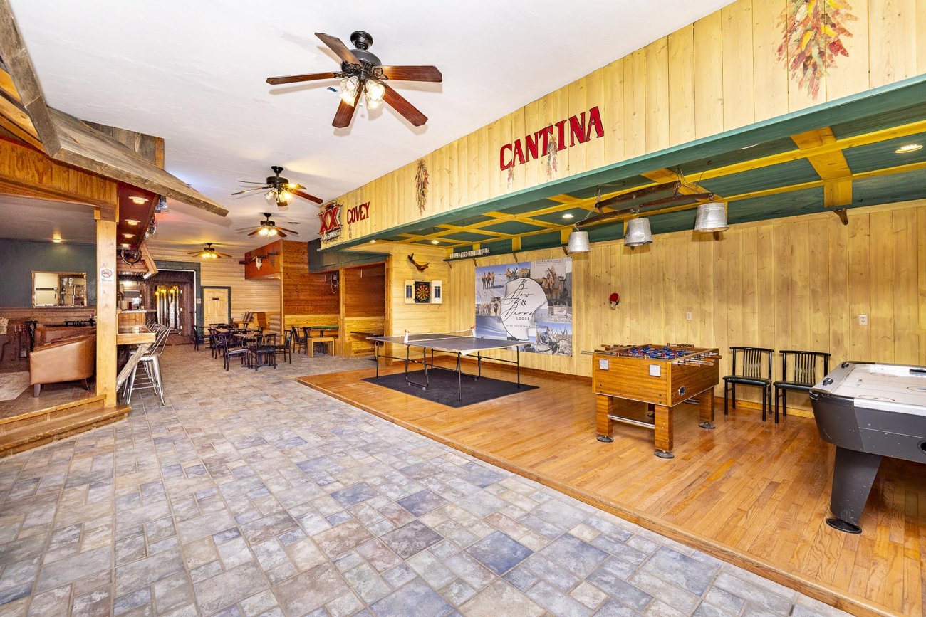 lodge-interior-with-bar-ping-pong-and-foosball-colorado-bow-barrel-lodge