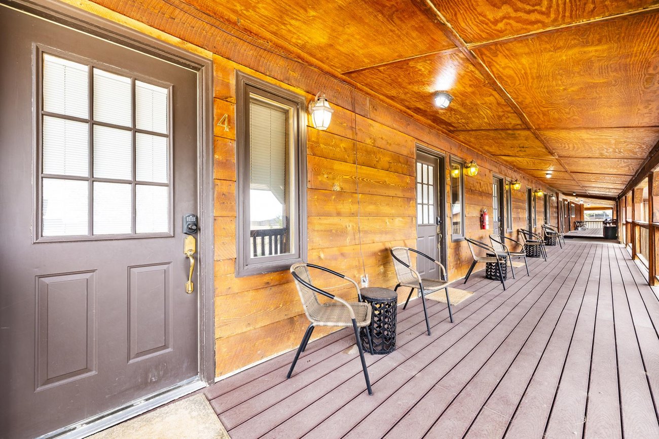 lodge-rooms-with-outdoor-seating-colorado-bow-barrel-lodge