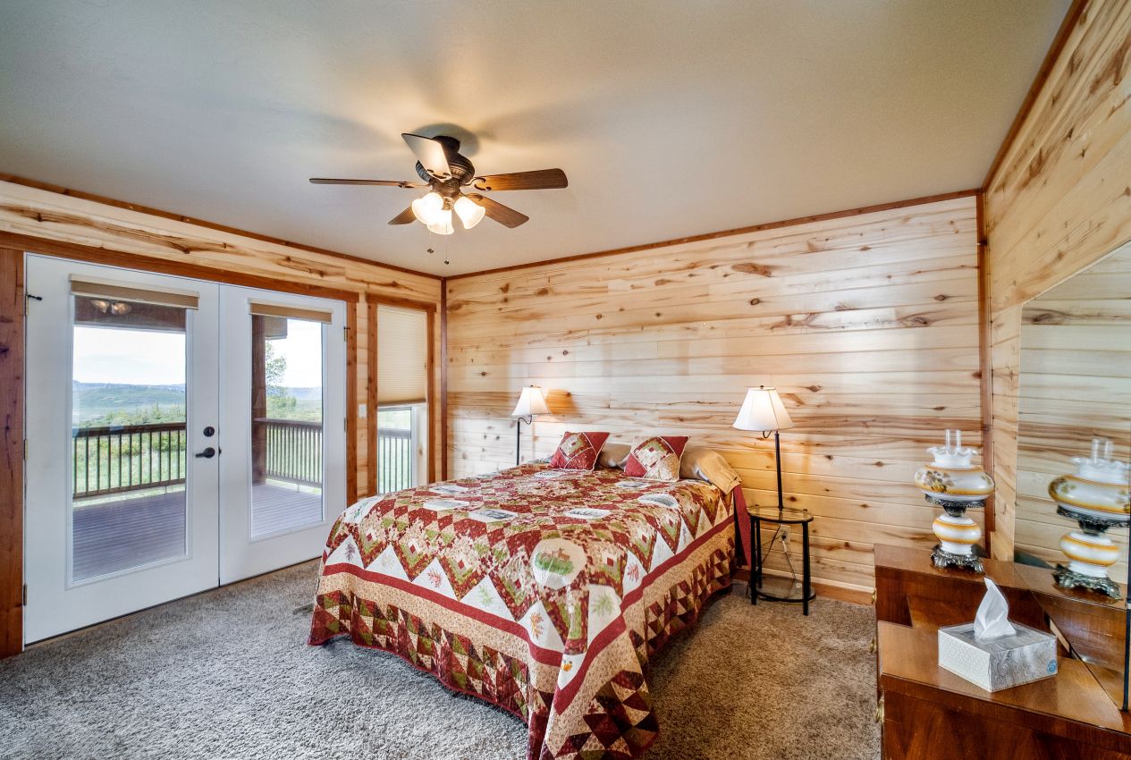 Cabin-Bedroom-Colorado-Brumley-Aspen-Waters-Ranch