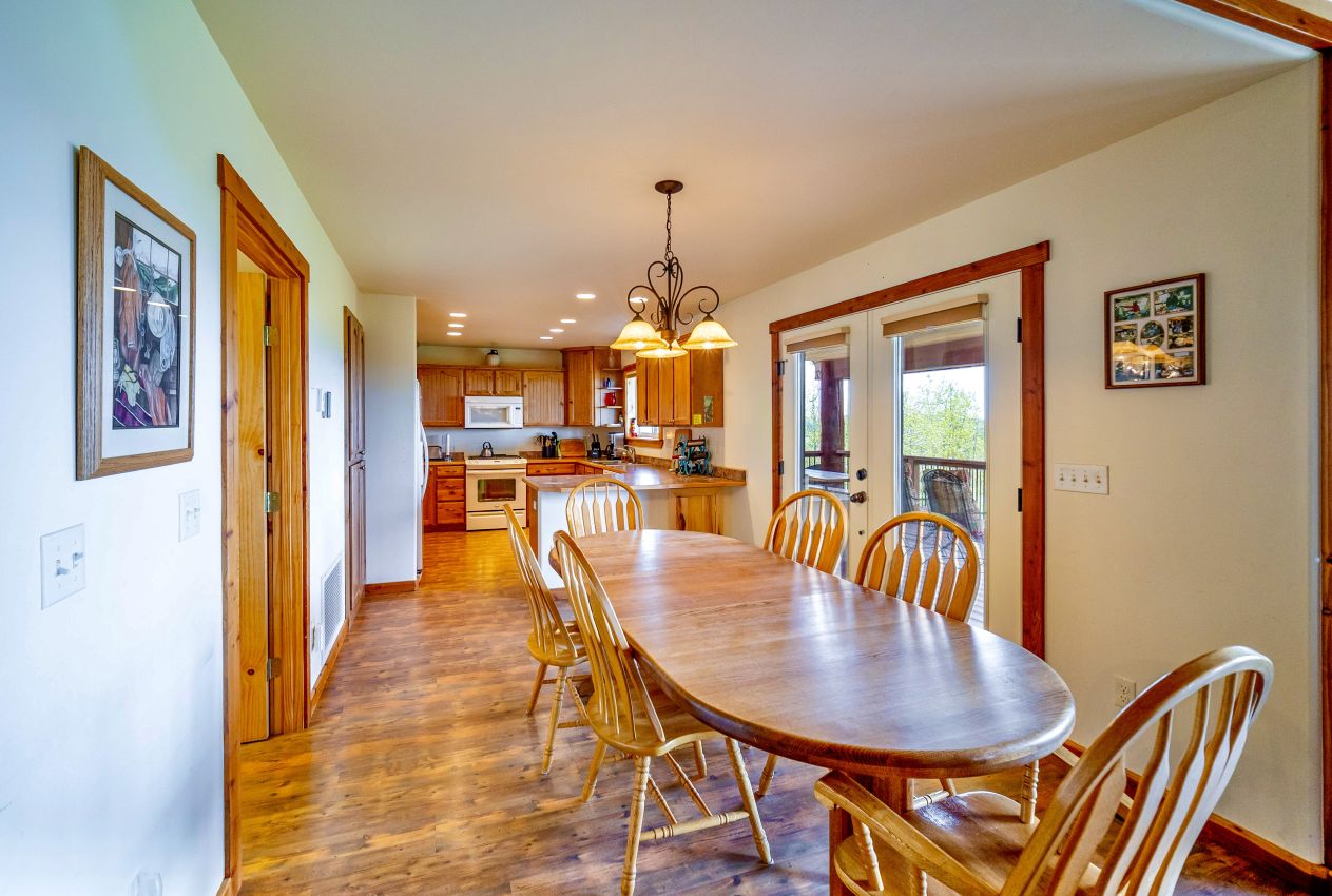Cabin-dining-room-Colorado-Brumley-Aspen-Waters-Ranch