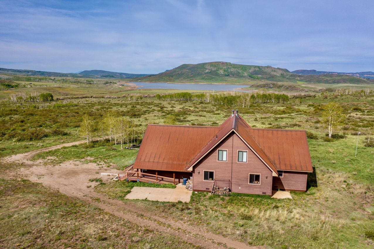 House-and-reservoir-Colorado-Brumley-Aspen-Waters-Ranch