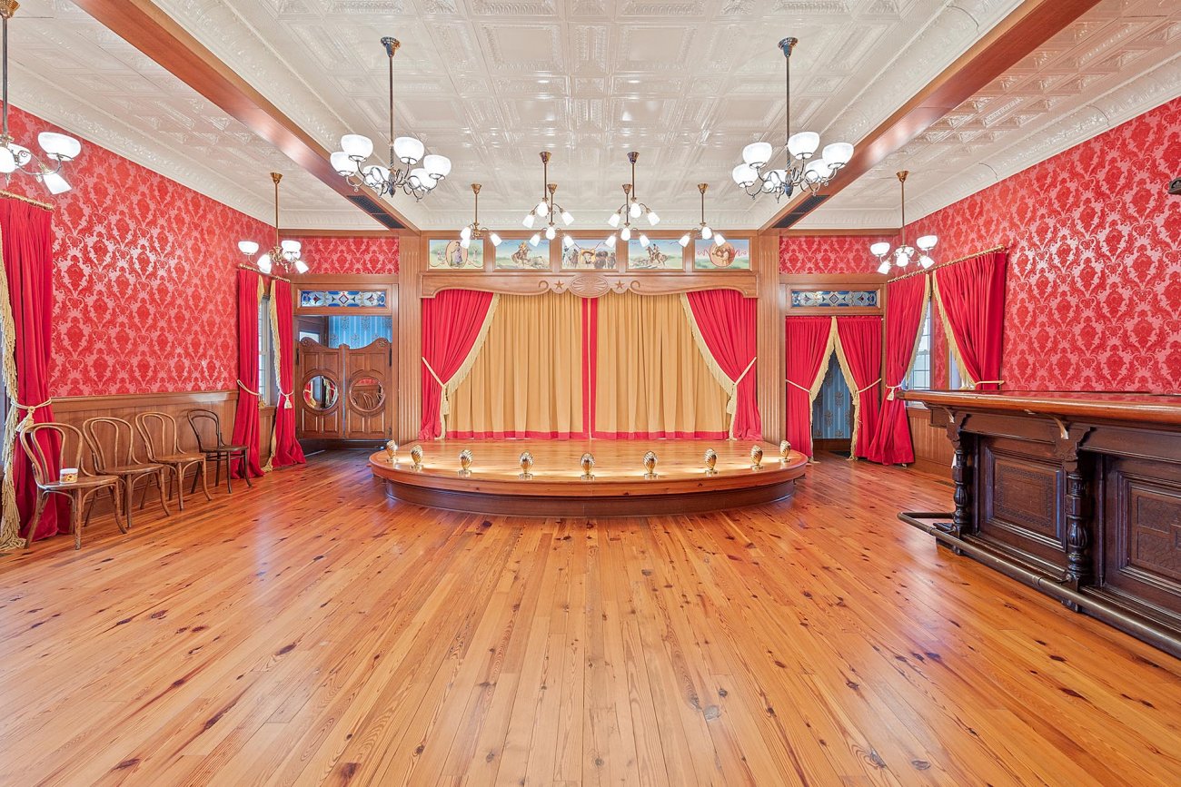 stage-in-saloon-oregon-criterion stage-in-saloon-oregon-criterion