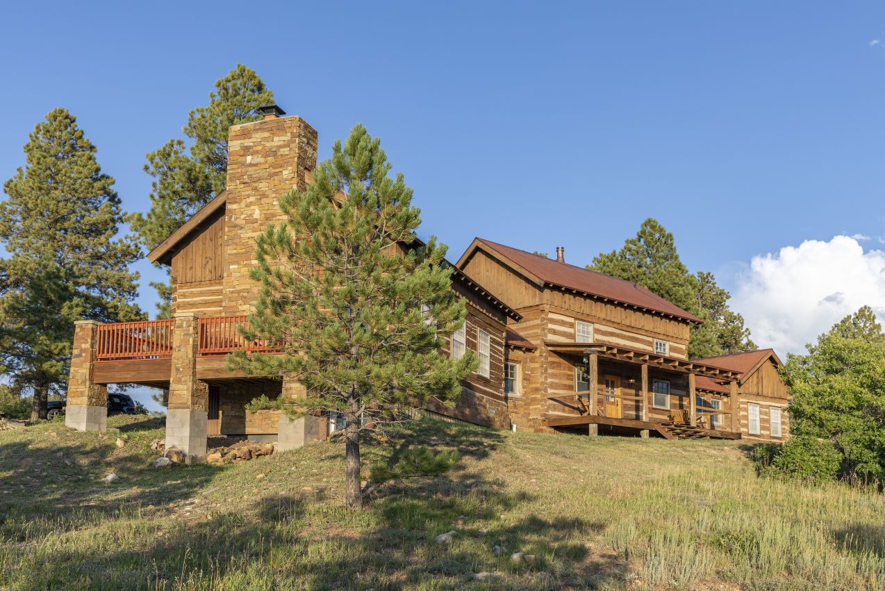 House-Exterior-Colorado-Four-Shooting-Stars-Ranch