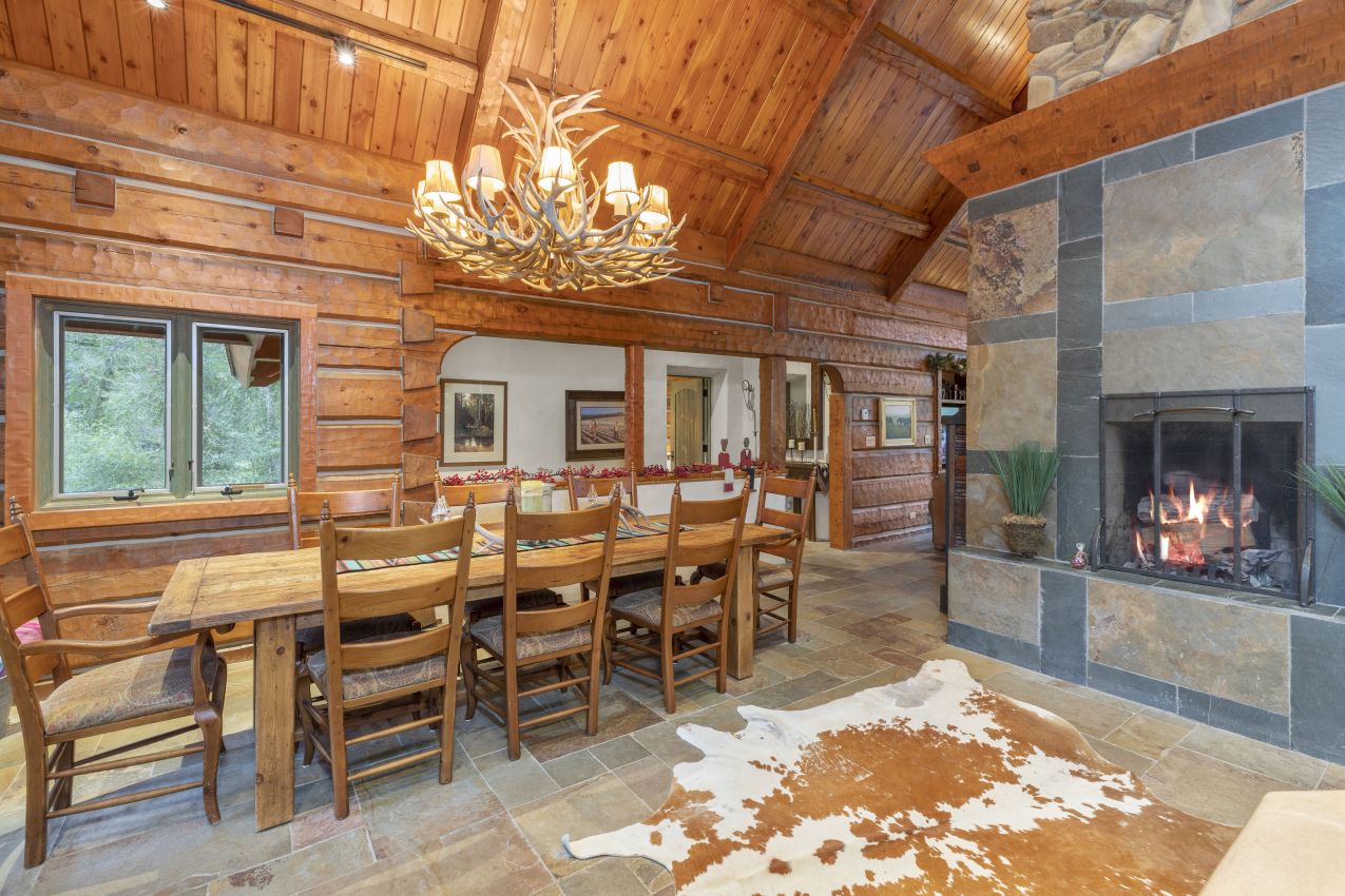 dining-and-fireplace-colorado-goble-creek-ranch