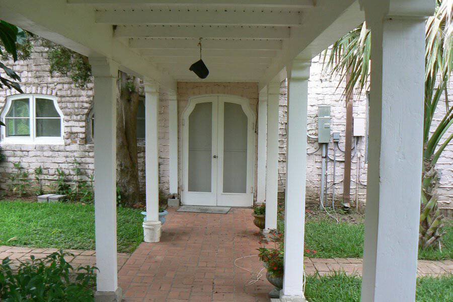 portico from house to garage