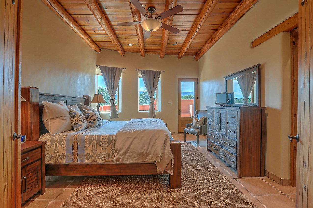 south-bedroom-new-mexico-mesa-springs-ranch