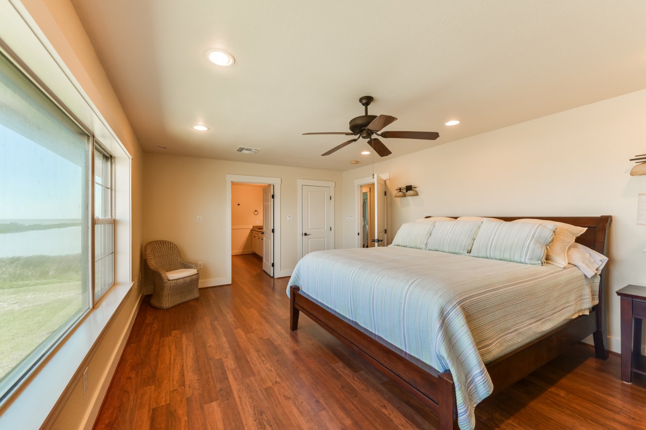 15-main-bedroom