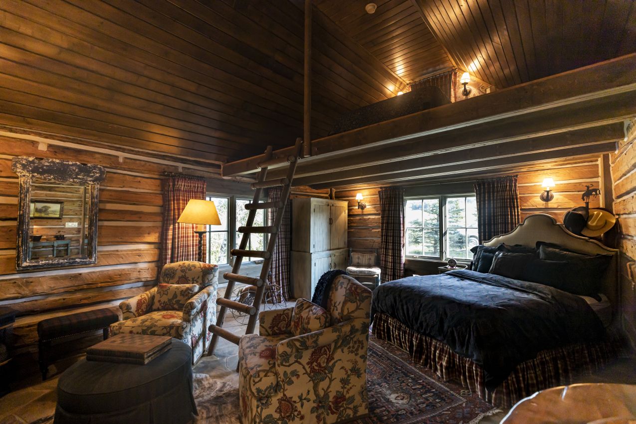Main-Bedroom-Twin-Cabins-Colorado-Ragged-Mountain-Ranch