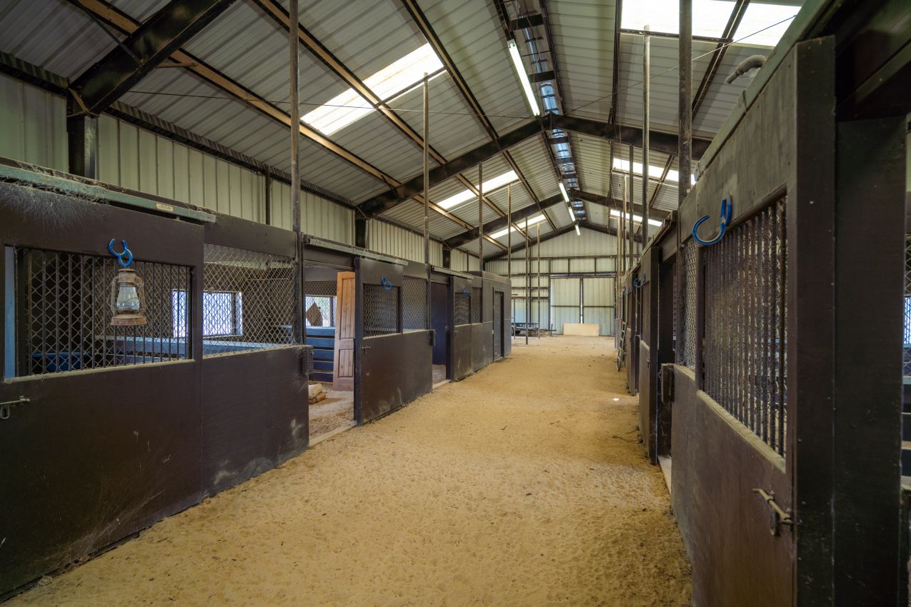 16.horse-barn