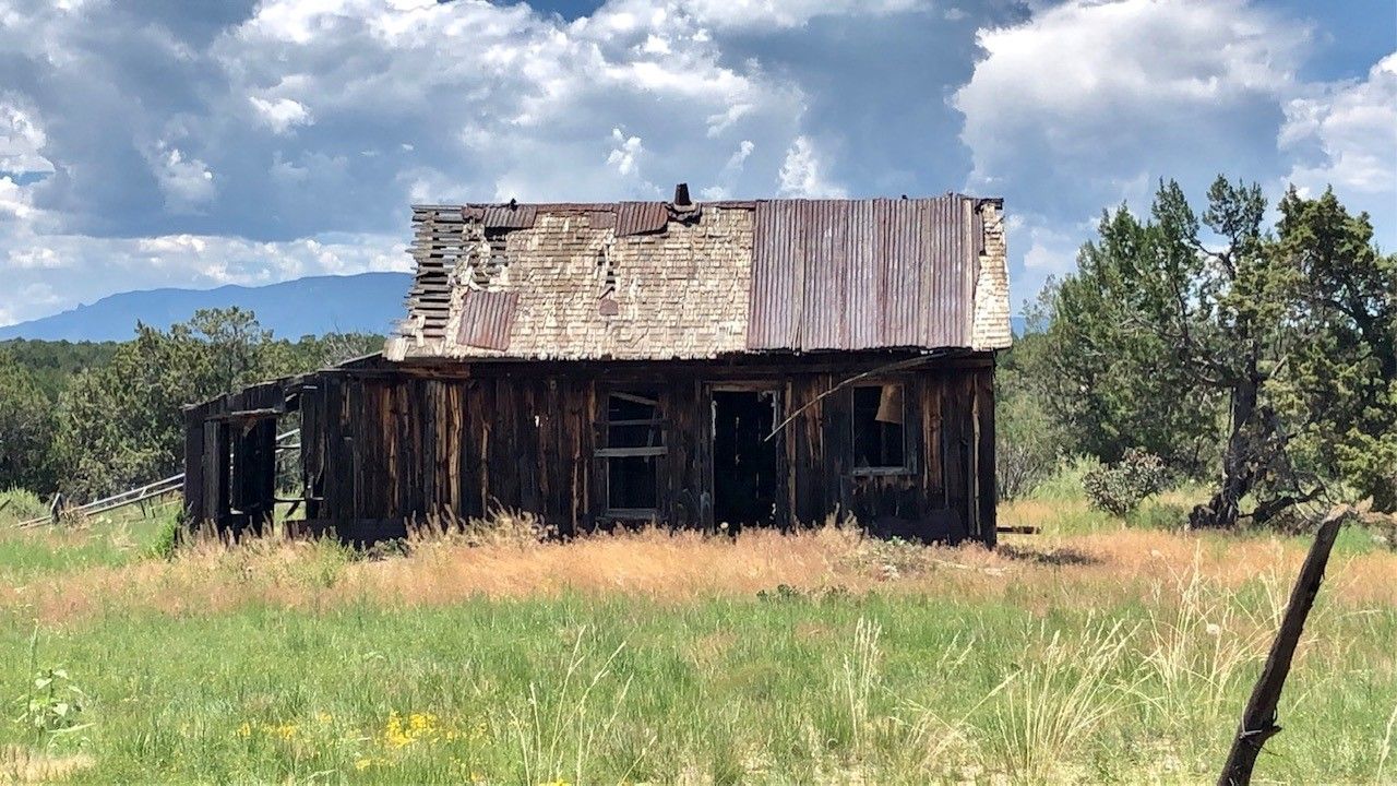Old-Cabin-Close-Up-Colorado-Stone-Creek-Ranch