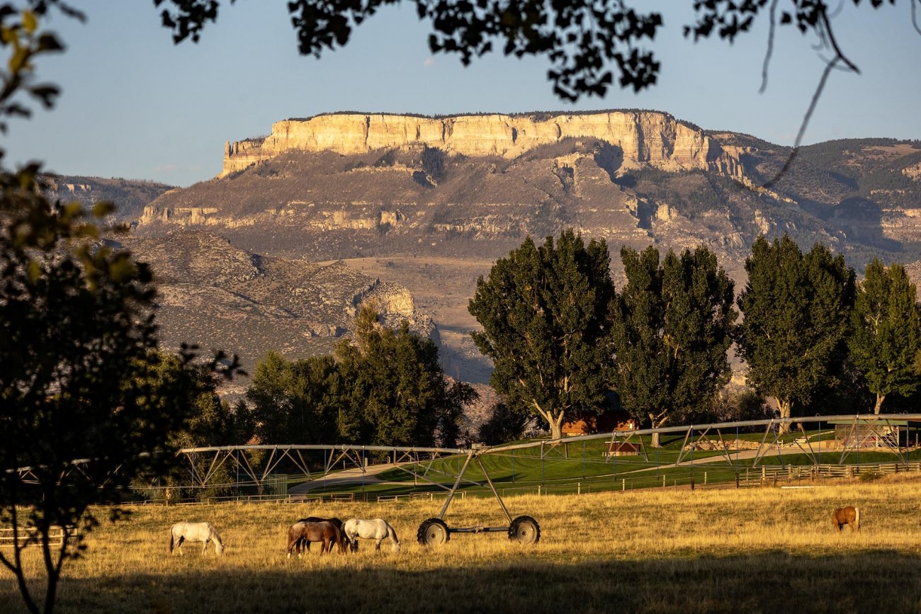 equestrian-vacation-wyoming-the-hideout-lodge-guest-ranch