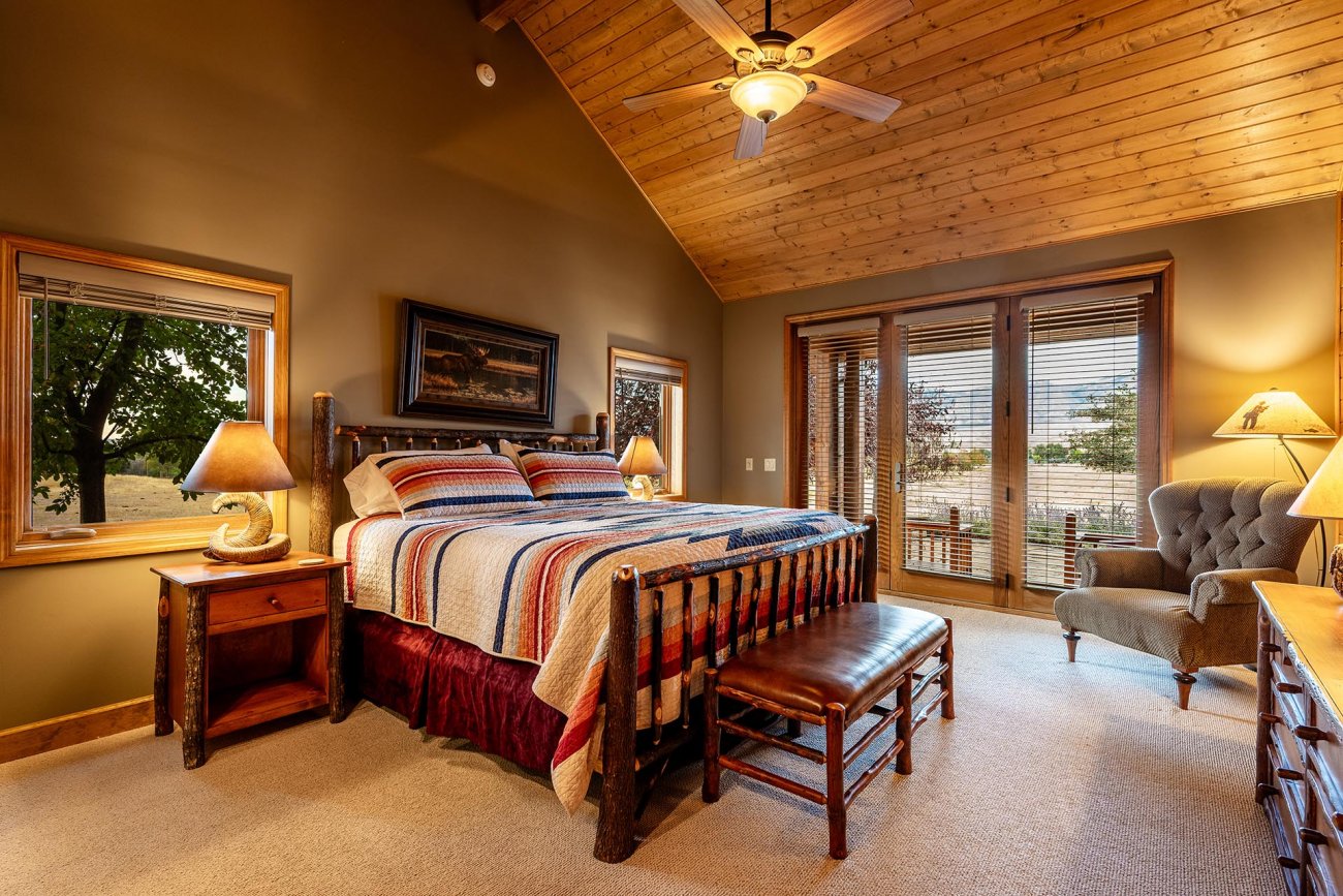 upscale-horseback-riding-wyoming-the-hideout-lodge-guest-ranch