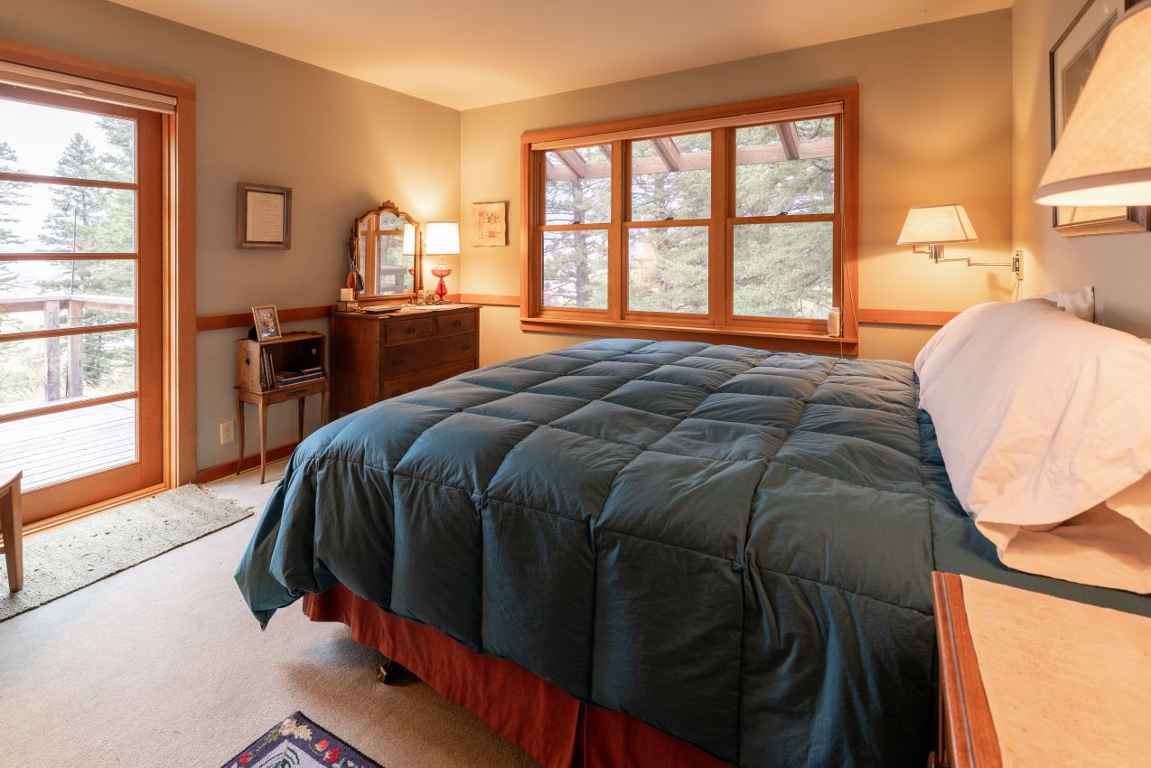 master-bedroom-forest-guest-house-montana-windcall-ranch