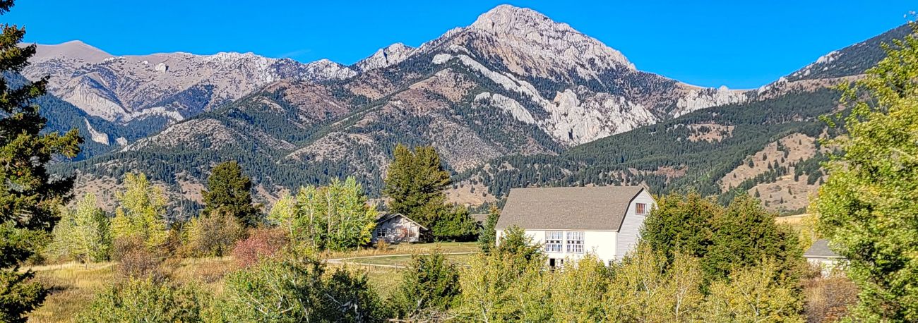 ross-peak-barn-manager-house-montana-windcall-ranch